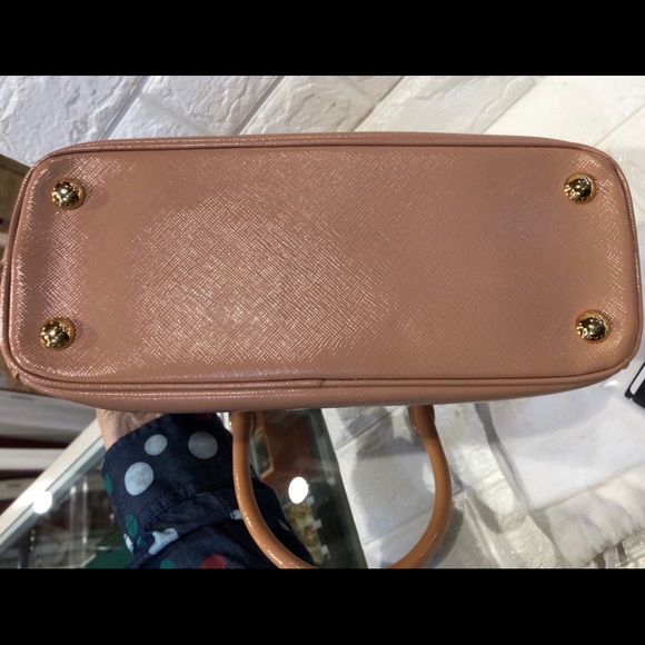 **SOLD** Prada saffiano vernice - Picture 8 of 8